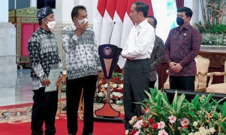 Perwakilan Masyarakat SAD 113 Terima Sertipikat Tanah dari Tangan Jokowi, Momentum Penyelesaian 35 Tahun Konflik Agraria