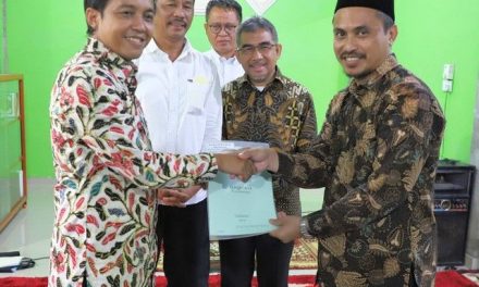 Wakil Menteri ATR/Wakil Kepala BPN Serahkan Sertipikat Pesantren Baitul Quran Batam