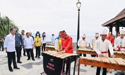 Alunan Musik Kolintang Sambut Presiden Jokowi di Pantai Malalayang