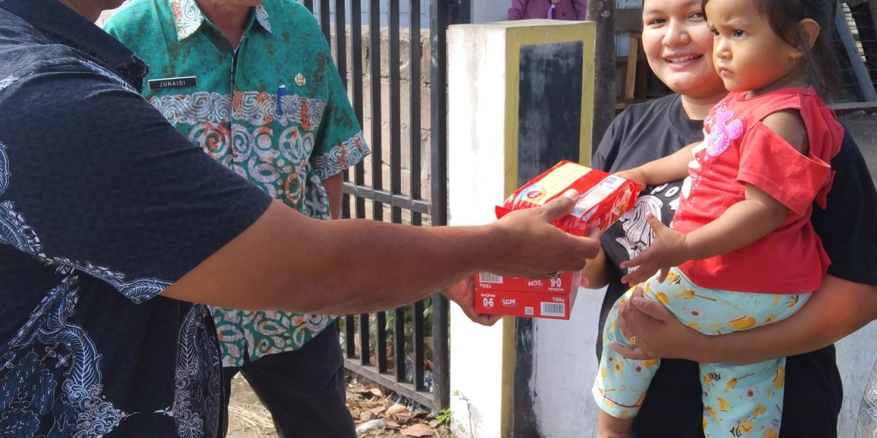 Cegah Stunting, Duo Lurah Di Payakumbuh Barat Serahkan Bantuan Susu dan Makanan Tambahan Buat Balita