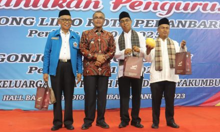 Hadiri Pelantikan Pengurus Gonjong Limo Kota Pekanbaru, Rida Ananda Serahkan Golden Melon Dan Rendang