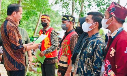 Serahkan SK Hutan Sosial dan TORA, Presiden Jokowi: Manfaatkan untuk Kesejahteraan