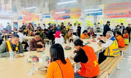 Makan Siang Bersama Pekerja Proyek, Presiden Jokowi Ajak Ngobrol dan Beri Sepeda