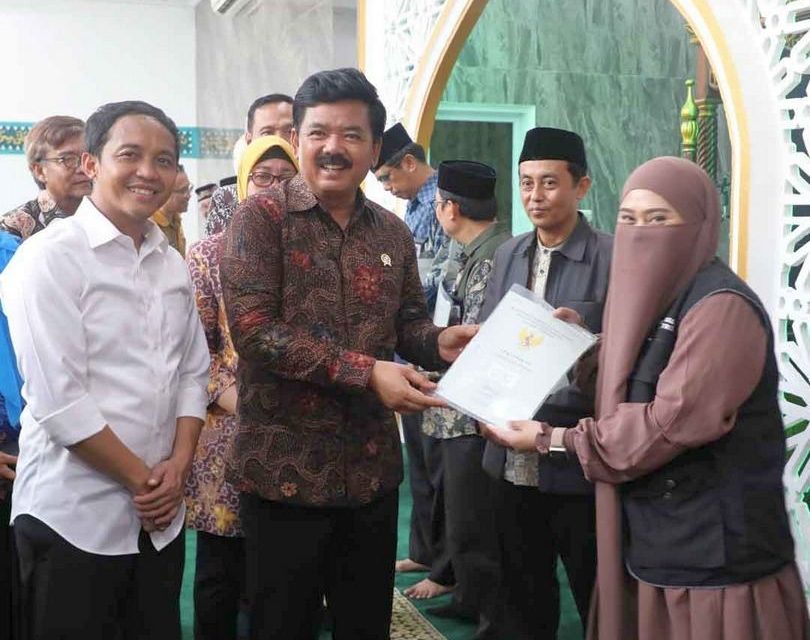 Menteri ATR/Kepala BPN Serahkan Sertipikat Tanah Program Bedah Rumah dan Wakaf di Kota Makassar