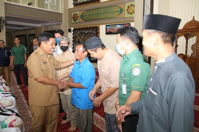 Sekjen Kemendagri Salurkan Bantuan Paket Pangan Ramadan dari Raja Salman