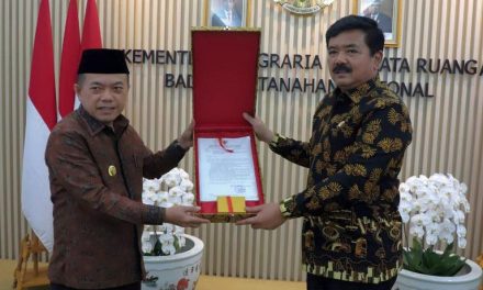 Menteri ATR/Kepala BPN Serahkan Dokumen Persetujuan Substansi RTRW Provinsi Jambi