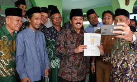 Sertipikat Tanah Wakaf dan Rumah Ibadah Diserahkan dalam Rangka Menjamin Kebebasan Umat Beragama