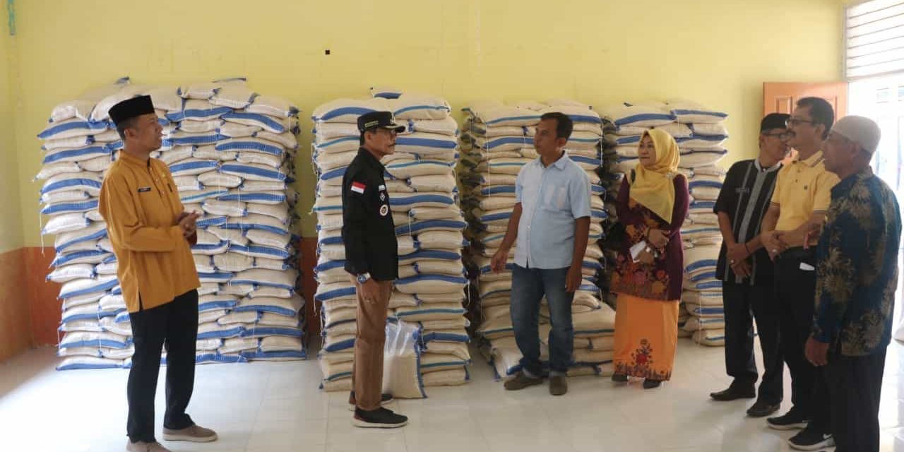 Bupati Liko Distribusikan 6,2 Ton Beras di Nagari Koto Tangah