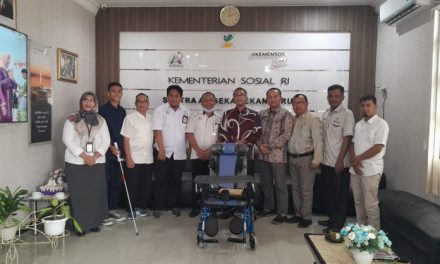 Pj. Wako Rida Ananda Terima Bantuan Atensi Buat Warga Disabilitas Dari Kemensos RI