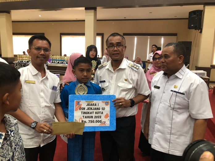 Pj. Walikota Payakumbuh Apresiasi dan Serahkan Penghargaan Bagi Peserta Didik Terbaik Tahun 2022