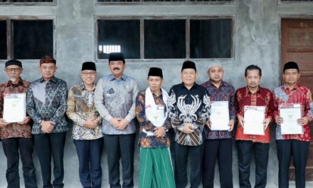 Kunjungan kerja ke Kalimantan Timur Menteri ATR/Kepala BPN, serahkan tujuh sertipikat tanah wakaf