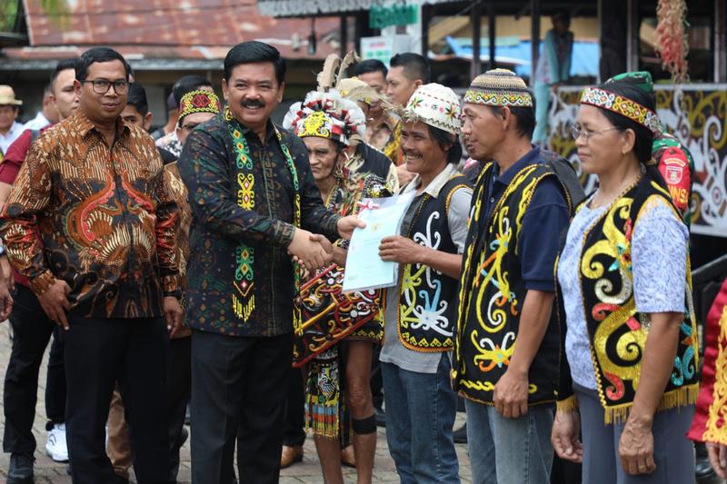 Menteri ATR/Kepala BPN Serahkan Sertipikat di Desa Adat Dayak