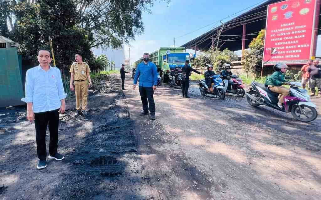 Presiden Tinjau Jalan Nasional Batas Kota Jambi ke Pelabuhan Talang Dukuh