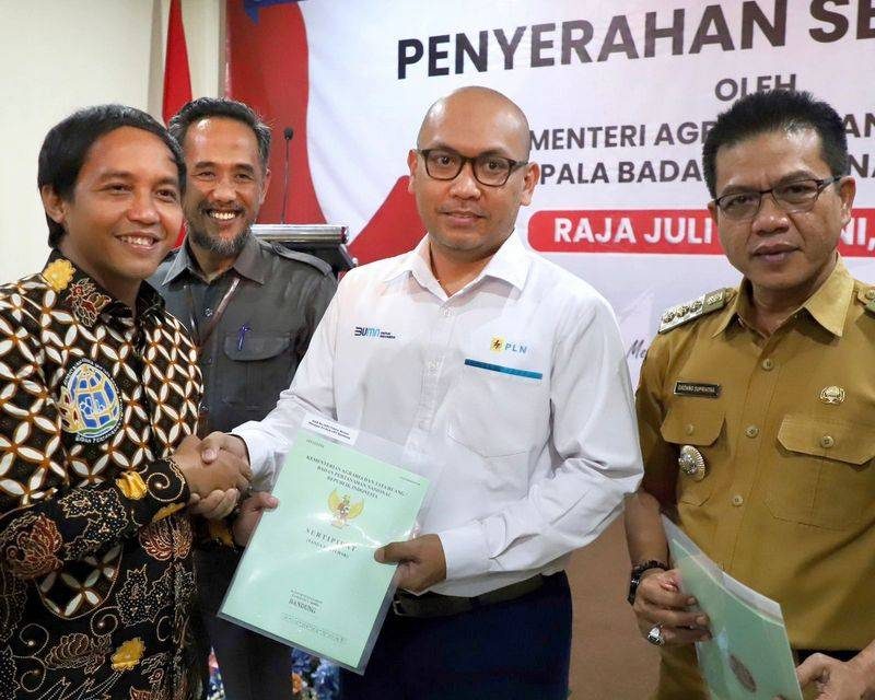 Serahkan 55 Sertipikat di Kabupaten Bandung, Wamen ATR/Waka BPN Ungkap Dua Manfaat Penting dari Sertipikasi Tanah