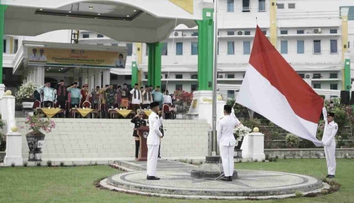 Bupati Safaruddin Bertindak Selaku Pembina Upacara Pada Peringatan Hardiknas 2023