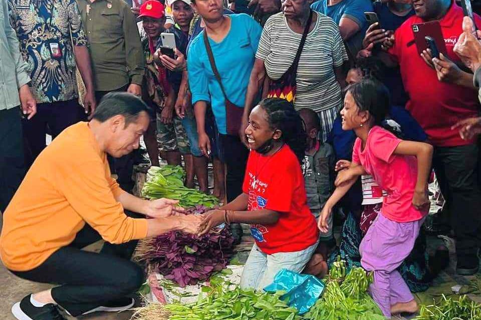 Kunjungi Pasar Pharaa, Presiden Sapa Warga dan Cek Harga Kebutuhan Pokok