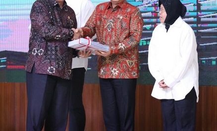 Menteri ATR/BPN menerima Laporan Hasil Pemeriksaan TA 2022 di Lingkungan AKN III dari BPK