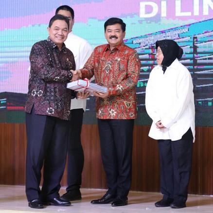 Menteri ATR/BPN menerima Laporan Hasil Pemeriksaan TA 2022 di Lingkungan AKN III dari BPK