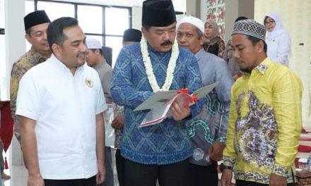 Menteri ATR/Kepala BPN Serahkan Sertipikat Tanah Wakaf di Kalsel, Beri Rasa Aman bagi Masyarakat