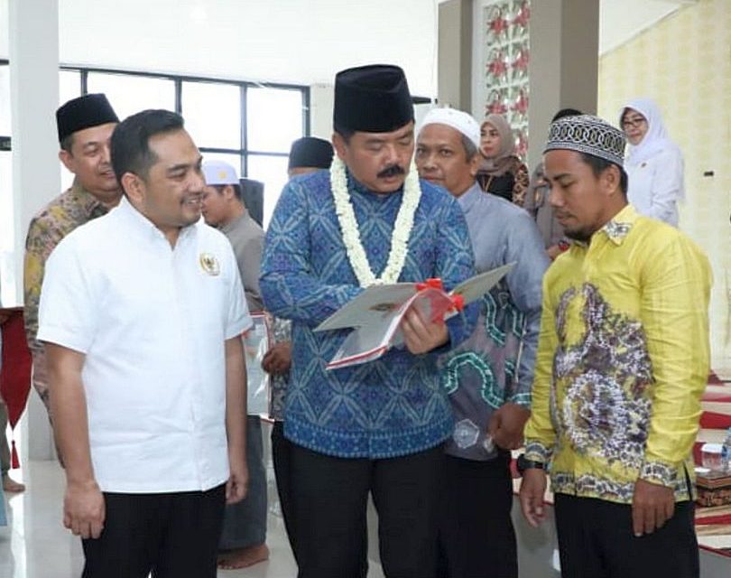 Menteri ATR/Kepala BPN Serahkan Sertipikat Tanah Wakaf di Kalsel, Beri Rasa Aman bagi Masyarakat