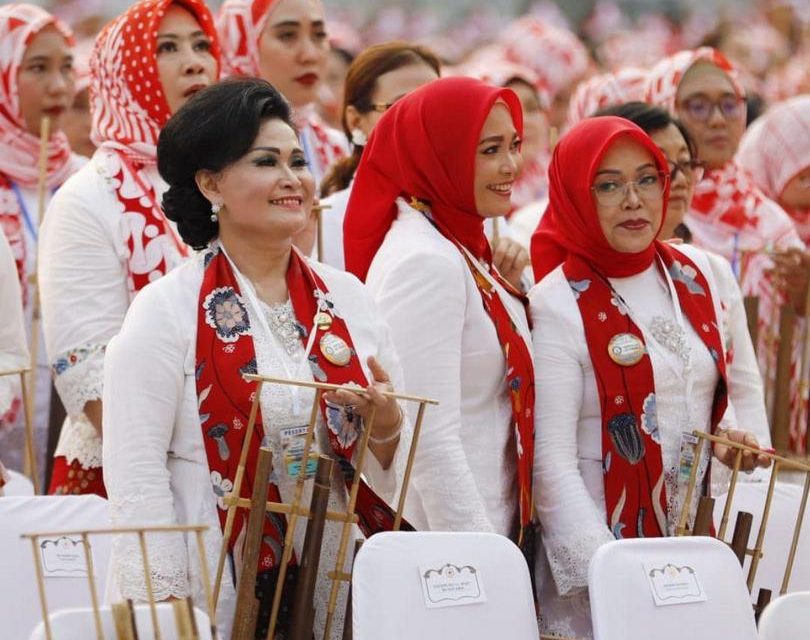 Pembina IKAWATI ATR/BPN ikut berpartisipasi dalam pagelaran angklung yang memecahkan rekor Guinness World Records