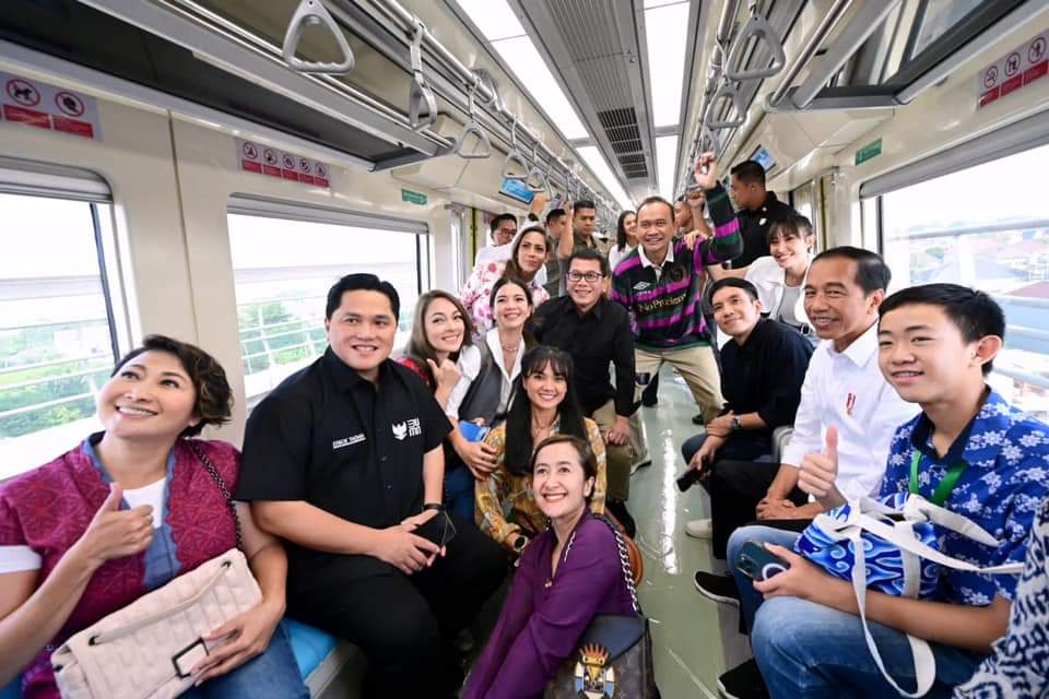 Presiden Jokowi Naik LRT Jabodebek Bersama Para Penggiat Seni Tanah Air