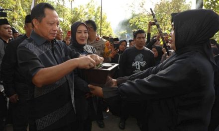 Mendagri dan Istri Terima Gelar Adat dari Suku Kajang Ammatoa