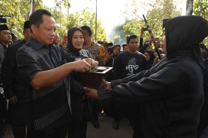 Mendagri dan Istri Terima Gelar Adat dari Suku Kajang Ammatoa