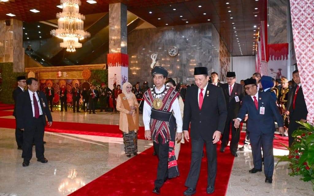 Berbusana Adat Tanimbar, Presiden Jokowi Sampaikan Pidato di Gedung Nusantara