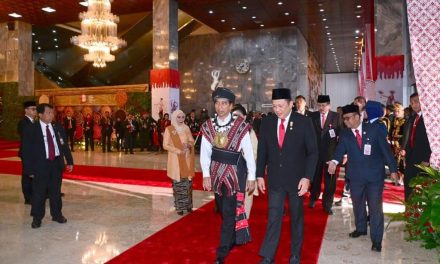 Berbusana Adat Tanimbar, Presiden Jokowi Sampaikan Pidato di Gedung Nusantara