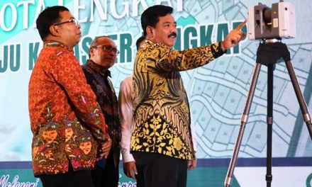 Senyum Masyarakat Penerima Sertipikat Bukti Pengukuran dan Pemetaan yang Berkualitas