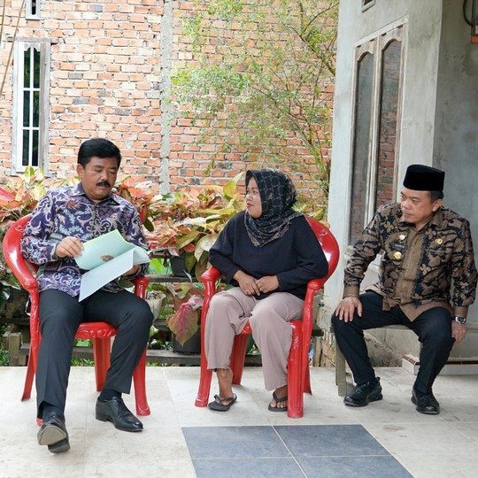 Datangi Rumah Masyarakat Muaro Jambi, Menteri ATR/Kepala BPN Serahkan Sertipikat