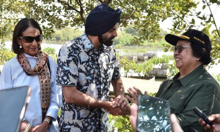 Menteri LHK Siti Nurbaya, Kepala BRGM Hartono dan President of World Bank, Ajay Banga beserta Istri Ritu Banga, melakukan kunjungan lapangan ke Desa Tanjung Pasir, Kecamatan Teluk Naga, Provinsi Banten untuk melihat langsung area rehabilitasi mangrove yang menjadi salah satu bagian dari target rehabilitasi mangrove Indonesia, Senin, 04/09/2023.  Pada kesempatan tersebut mereka melihat langsung upaya rehabilitasi yang telah berlangsung sejak tahun 2017 oleh PT. Perhutani dan juga oleh KLHK sejak tahun 2021. Presiden World Bank merasa sangat senang bisa datang ke lokasi ini untuk melihat regenerasi mangrove yang sangat penting bagi perbaikan ekologi juga kesejahteraan masyarakat.  “Kami sangat senang bisa datang kesini untuk melihat regenerasi mangrove yang sangat penting bagi ekologi kita, karena mangrove menyerap lebih banyak karbon bahkan daripada pohon-pohon lain, disisi lain ekosistem mangrove juga terbukti memberikan mata pencaharian bagi orang-orang yang bergantung pada mangrove untuk hidup yang lebih baik,” ujar Presiden World Bank Ajay.  Ia pun merasa kagum pada para wanita yang luar biasa yang telah mengolah mangrove menjadi produk-produk olahan mangrove seperti batik mangrove, makanan ringan seperti keripik, stik, kacang, sirup yang bisa membantu peningkatan perekonomian keluarga mereka.  “Kami baru saja melihat disini para wanita yang luar biasa menggunakan produk-produk mangrove untuk membuat kehidupan yang mandiri, saya pikir ketika Pemerintah Indonesia membuat mereka mandiri, Anda mengubah kehidupan sebuah keluarga. Jadi mangrove tidak hanya untuk berfungsi mencegah erosi tanah, namun juga berperan dalam meningkatkan kesejahteraan masyarakat yang tinggal di sekitarnya,” tutur Presiden Ajay.  Menteri Siti mengaku bangga atas kekaguman Presiden World Bank melihat upaya rehabilitasi mangrove yang sedang dilakukan oleh Pemerintah Indonesia yang salah satunya didanai oleh World Bank.  “Dari kunjungan ini saya menangkap tiga hal dari Presiden World Bank, pertama terkait perlindungan aspek lingkungan termasuk perubahan iklim, yang kedua tadi disoroti oleh beliau ada livelihood kesejahteraan untuk masyarakat dan ketiga adalah apa yang beliau begitu kagum yaitu tentang women empowerment/pemberdayaan perempuan dan beliau juga berterima kasih banyak kepada Indonesia sudah menempuh program ini yang tidak hanya buat Indonesia tetapi juga untuk Global/Dunia,” ujar Menteri Siti.  Hutan Mangrove Indonesia merupakan kawasan hutan mangrove terluas di dunia, mencakup lebih dari 24 persen dari total luas mangrove dunia, yaitu 3,36 juta hektar. Diperkirakan terdapat 3,14 miliar ton karbon biru yang tersimpan di hutan bakau, yang menjadi bagian dari upaya Bangsa Indonesia berkontribusi pada dunia untuk mengurangi gas rumah kaca sesuai komitmen kuat Indonesia yang tercantum dalam untuk NDC, yang diantara dicapai melalui penyerapan karbon di Hutan dan Penggunaan Lahan lainnya (FoLU) pada tahun 2030.  Hutan mangrove adalah ekosistem pesisir yang mendukung kehidupan kita dengan mengurangi dampak gelombang dan cuaca ekstrim, melindungi pantai dari abrasi, mencegah abrasi/erosi, mencegah intrusi air laut, menjadi sumber makanan, rumah keanekaragaman hayati, menyaring polutan, dan mendukung mata pencaharian.  Lokasi Desa Tanjung Pasir, Kecamatan Teluk Naga yang menjadi obyek kunjungan ini sebelumnya merupakan areal pesisir pantai bekas tambak yang ditinggalkan yang kemudian menyebabkan area ini mengalami abrasi sebanyak 3 meter per tahun. Namun setelah dilakukan upaya rehabilitasi mangrove abrasi sudah tidak lagi melanda wilayah tersebut.  Beberapa kisah sukses restorasi mangrove di lapangan yang telah dilakukan di Indonesia, antara lain di Brebes, Jawa Tengah; di Suwung, Bali (sebagai lokasi Mangrove Showcase G20 pada tahun 2022); dan di Taman Wisata Alam Angke Kapuk dimana dapat terlihat kemunculan kembali kehidupan alam setelah upaya restorasi mangrove.  Indonesia telah mengimplementasikan komitmennya dalam rehabilitasi mangrove, dengan memperhatikan kesepakatan global, menentukan target, dan merumuskan strategi, yang kemudian diinternalisasi dalam Rencana Pembangunan Pembangunan Nasional, dan dimasukkan ke dalam Peta Jalan Nasional Rehabilitasi Mangrove Nasional tahun 2021-2030.   Indonesia juga telah memiliki lembaga khusus untuk pelaksanaan rehabilitasi mangrove, yaitu Badan Restorasi Gambut dan Mangrove (BRGM) yang telah dibentuk dengan Peraturan Presiden, yang memiliki mandat khusus untuk melakukan percepatan rehabilitasi 600.000 hektar ekosistem mangrove.  Program rehabilitasi mangrove di Indonesia telah berhasil meningkatkan ekonomi serta ketahanan lingkungan dan sosial masyarakat. Total luas area penanaman mangrove melalui program padat karya ini seluas 17.000 hektare yang tersebar di 34 provinsi pada tahun 2020 dan 83.000 hektar pada tahun 2021.  Atas keberhasilan ini, Pemerintah Indonesia bersama World Bank menggagas Program M4CR (Mangrove for Coastal Resilience) atau Mangrove untuk Ketahanan Pesisir yang meliputi seluruh aspek dari konteks pengembangan kebijakan, hingga rehabilitasi di tingkat lapangan.  Total pendanaan program M4CR adalah melaui hibah sebesar sekitar USD 19 juta, dalam tahap pelaksanaan program dan berupa pinjaman sebesar USD 400 juta, yang saat ini dalam proses pencairan.  Turut hadir mendampingi Menteri LHK, Vice President of World Bank Manuela V. Ferro, World Bank Country Director Indonesia Satu Kahkonen, Kepala BRGM Hartono, Dirjen PDASRH KLHK Dyah Murtiningsih, Dirjen PHL KLHK Agus Justianto, Dirjen Pengelolaan Ruang Laut KKP Victor Gustaaf Manoppo, Sekretaris BRGM Ayu Dewi, dan perwakilan dari Kementerian Koordinator Maritim dan Investasi.