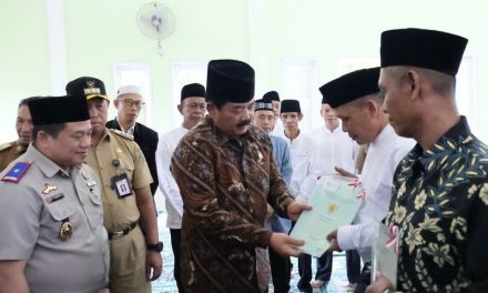 Menteri ATR/Kepala BPN Serahkan Sertipikat Tanah Wakaf di Kendari untuk Jamin Keamanan Umat dalam Beribadah