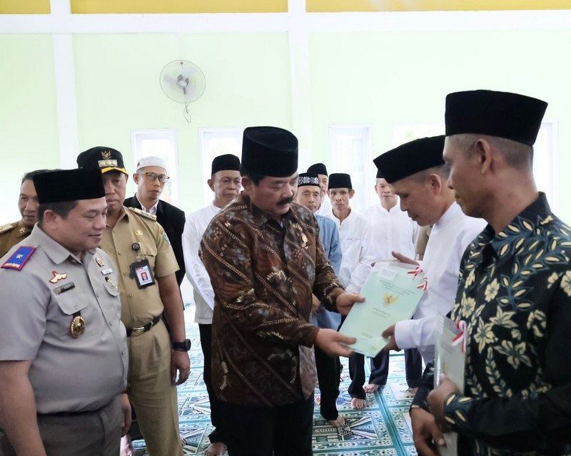 Menteri ATR/Kepala BPN Serahkan Sertipikat Tanah Wakaf di Kendari untuk Jamin Keamanan Umat dalam Beribadah