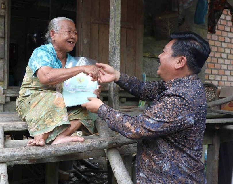 Nenek Mina Usai Terima Sertipikat: Pahit Ceritanya untuk Dapatkan Ini