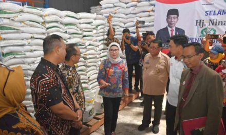 Antisipasi Kerawanan Pangan, Bupati Indramayu Nina Agustina Distribusikan Bantuan Beras ke Masyarakat