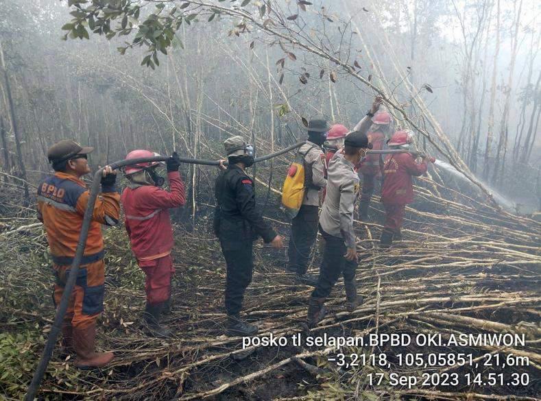 Upaya Tim Satgas Darat dan Udara Kendalikan Karhutla di Ogan Komering Ilir