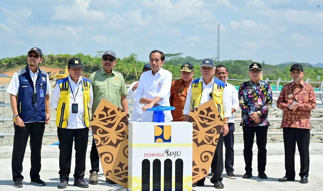 Presiden Jokowi Lakukan Pengisian Awal Bendungan Sepaku Semoi