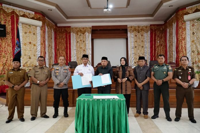 Pj. Wali Kota Payakumbuh bersama Dewan Perwakilan Rakyat Daerah (DPRD) menandatangi Nota Kesepakatan Perubahan Anggaran 2023