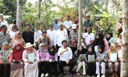 Hasil Perjuangan Petani Selama 24 Tahun, 405 Sertipikat Redistribusi Tanah Diserahkan di Ciamis