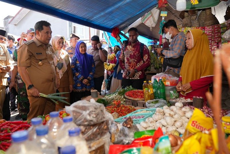 Tinjau Harga Kebutuhan Pokok di Pasar Daya, Pj Gubernur Bahtiar Pastikan Inflasi di Sulsel Terkendali