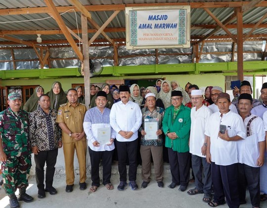 Menteri ATR/Kepala BPN Serahkan Sertipikat untuk Masjid dan Gereja di Jayapura