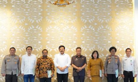 Menteri ATR/Kepala BPN Menyerahkan 12 Sertipikat Aset BMN/BMD di Papua