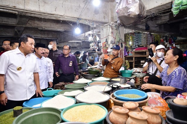 Pj Gubernur Sulsel Kunjungi Pasar Minasa Maupa Gowa, Harga Kebutuhan Pokok Masih Terkendali