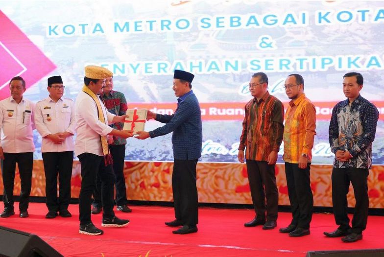 Buah dari Kolaborasi Lintas Sektor, 305 Sertipikat Diserahkan oleh Menteri ATR/Kepala BPN