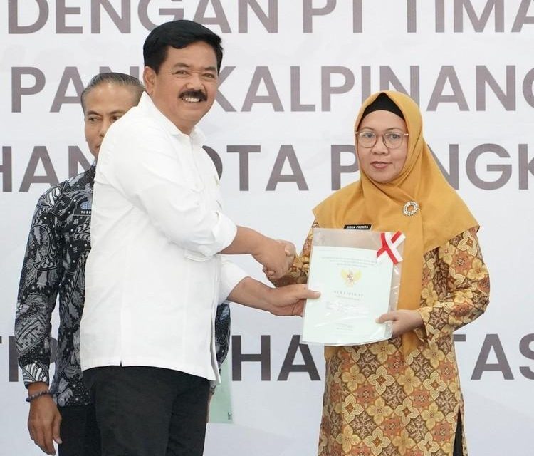 Menteri ATR/Kepala BPN Serahkan Sertipikat Aset BMD dan Rumah Ibadah di Pangkalpinang