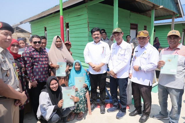 Tinggal di Pesisir Sejak 1960, Masyarakat Suku Bajo Kolaka Akhirnya Dapat Sertipikat Tanah