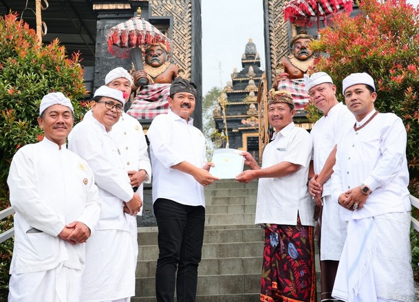 Serahkan Sertipikat Rumah Ibadah, Menteri ATR/Kepala BPN Harap Pura Luhur Giri Arjuno Jadi Destinasi Wisata Religi