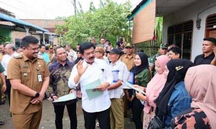 Menteri ATR/Kepala BPN Serahkan Sertipikat untuk Masyarakat dan Tanah Wakaf di Kota Medan